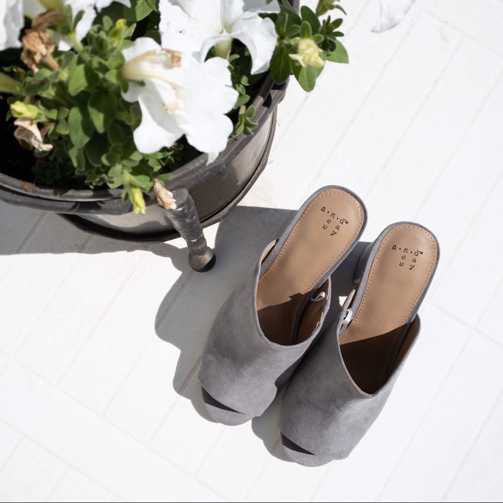 💜 NWT a new day Block Heeled Mules in Gray